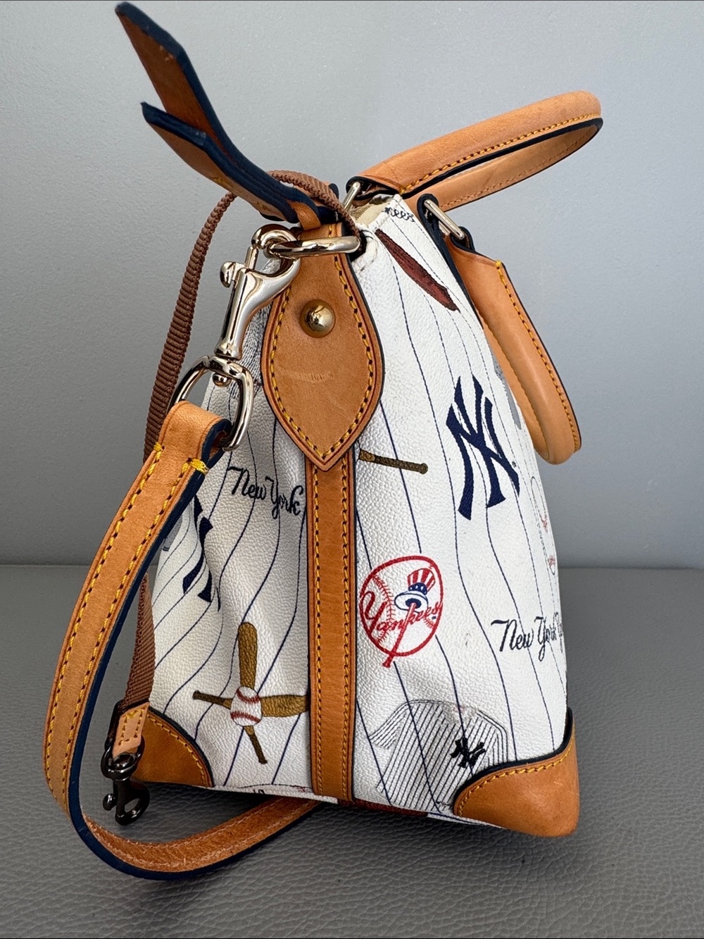 DOONEY & BOURKE NEW YORK YANKEES LEATHER WHITE & TAN PRINT SATCHEL BAG - Picture 4 of 11